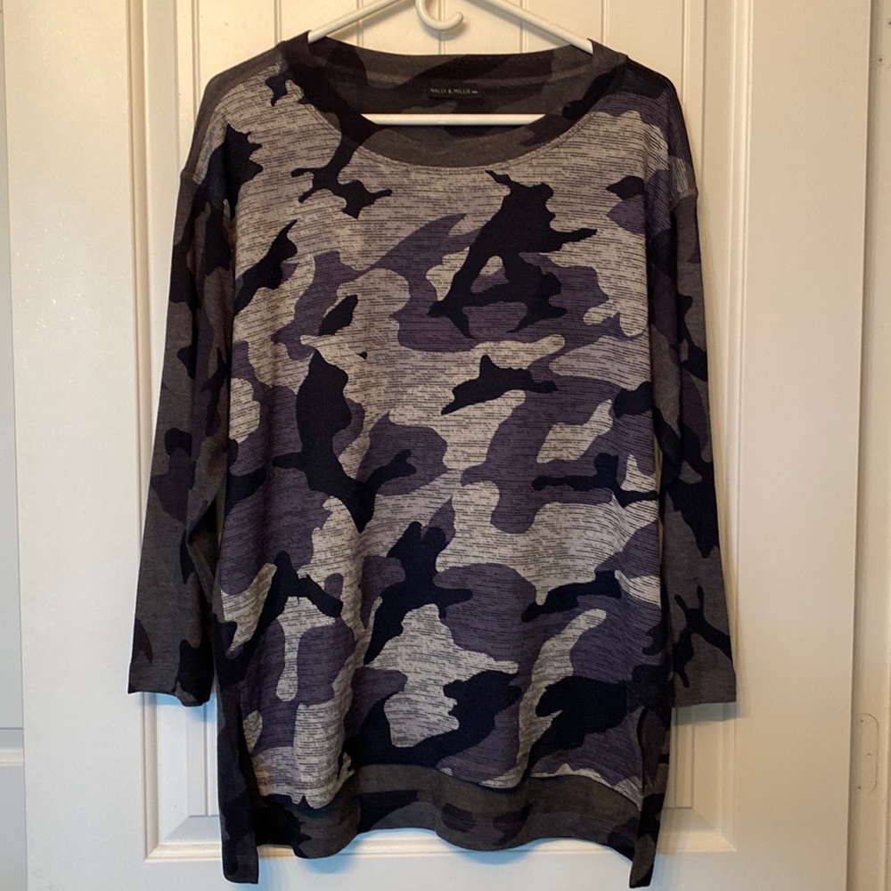 Classy lightweight sweater tunic by Nally & Millie in EUC.